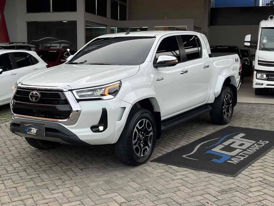 TOYOTA HILUX 2.8 D-4D TURBO DIESEL CD SRX PLUS 4X4 AUTOMÁTICO